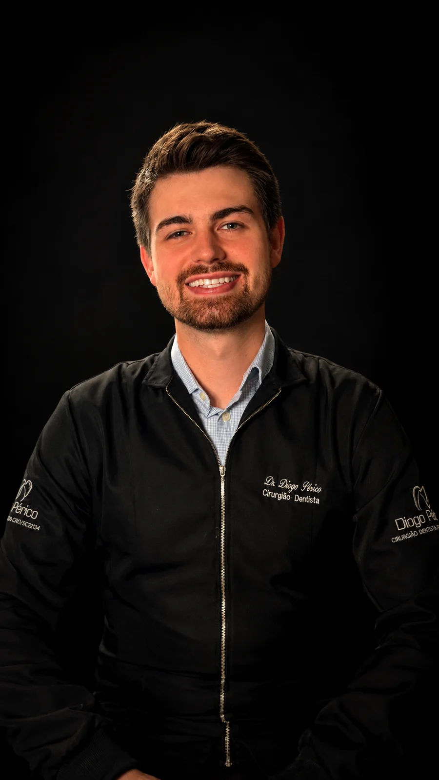 Diogo Périco, cirurgião-dentista, no consultório